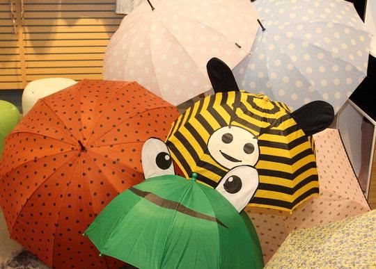  비를 막는 용도를 넘어서 개성을 표현할 수 있는 다양한 디자인의 우산이 진열되어 있다. 