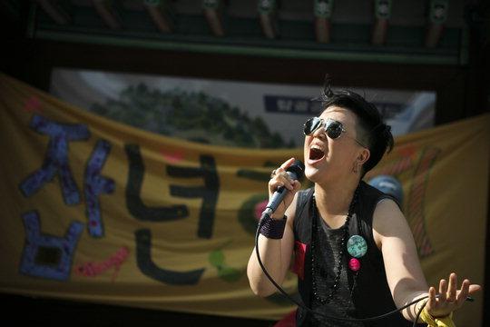  최근 거리공연에서 열창하고 있는 페미니스트 가수 지현의 모습.  사진=박김형준 제공