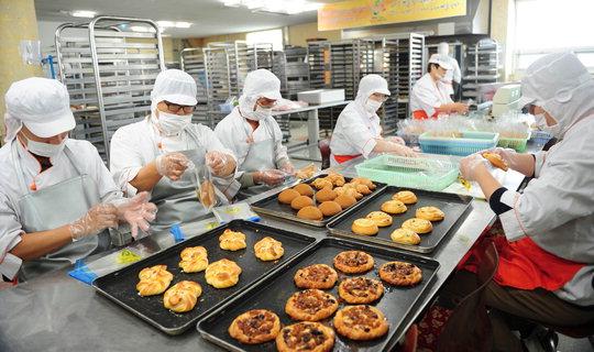 장애인 일자리 창출과 재활훈련을 돕고 있는 한울타리의 직원들이 후원자들에게 보낼 빵과 쿠키를 제작하고 있다.    장길문 기자 zzangkm@daejonilbo.com