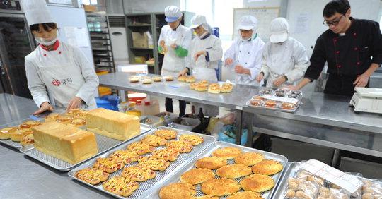  사회적 기업 '행복한 일터 사업단' 직원들이 100% 우리밀을 재료로 한 고급빵을 만들고 있다.  빈운용 기자 photobin@daejonilbo.com