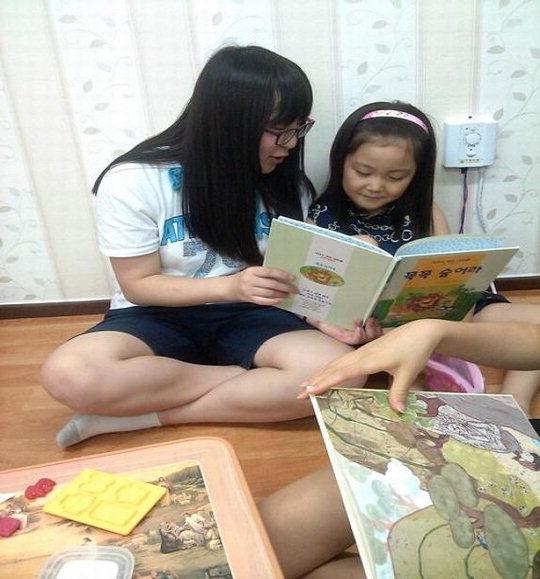 학생들이 지역 아동센터에서 책읽기 봉사활동을 하고 있는 모습.  사진=월봉고 제공