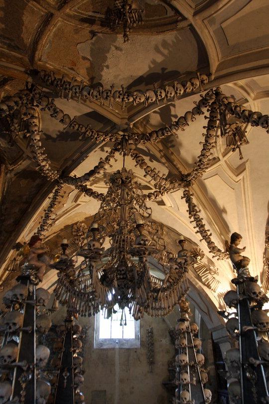  세들렉 납골당의 대표적인 뼈 작품인 대형 샹들리에. 인체의 모든 뼈가 사용됐다.