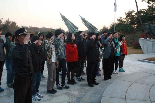  천북중 학생들이 나라사랑공원을 방문해 참배하고 있는 모습. 사진=천북중 제공
