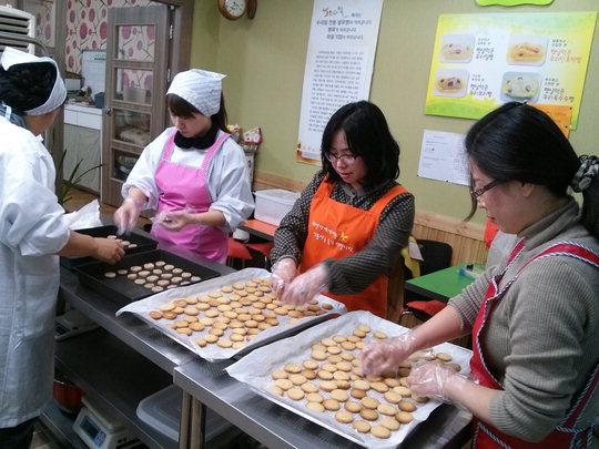  주부들로 구성된 예비사회적기업 '보리와 밀' 직원들이 우리밀을 재료로 한 쿠키를 만들고 있다.  사진=보리와 밀 제공