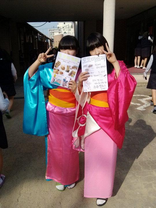  천안여중 학생들이 일본 의복 체험을 하며 기념촬영을 하고 있다.
