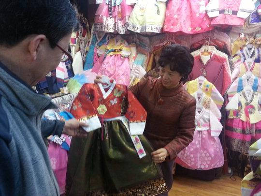  1일 전통시장은 설빔과 선물 등을 고르기 위해 몰려든 손님으로 북적였다. 대전자유도매시장 '누리개량한복'을 찾은 손님이 아동용 한복을  살펴보고 있다.