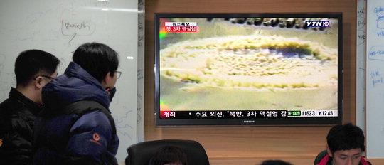  시선 집중 북한이 3차 핵실험을 강행한 12일 각 방송매체가 속보를 타전한 가운데 대덕연구단지 한 연구소에서 직원들이 뉴스속보를 보고 있다.  장길문 기자 zzang@daejonilbo.com