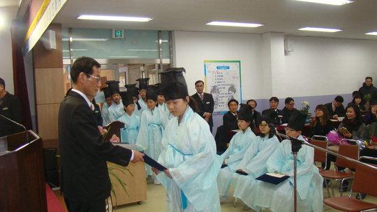  14일 천안 위례초등학교에서 열린 졸업식에서 졸업생들이 도포와 유건 등 전통복장을 입고 상장을 받고 있다.  사진=천안 위례초 제공
