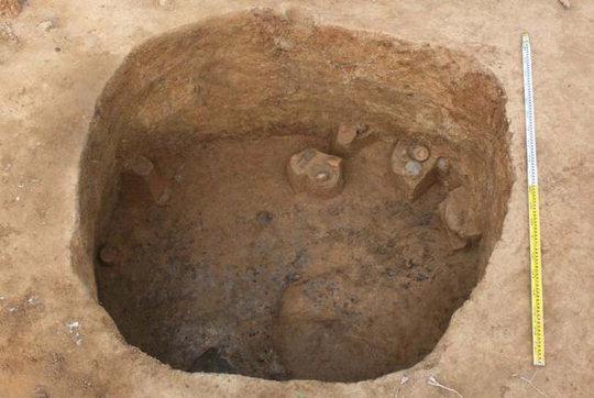  죽도봉 정상에서 발굴한 백제식 저장구덩이.
 사진=국강고고학연구소 제공