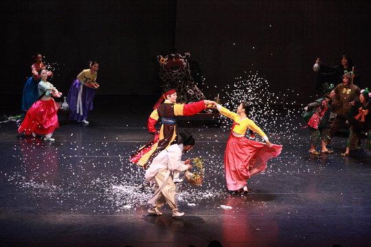  동서양의 대표적 동화를 춤으로 꾸민 대전시립무용단의 '춤으로 그리는 동화'의 공연 모습. '콩쥐팥쥐' 공연은 27일과 28일에 열린다.  사진=대전시립무용단 제공