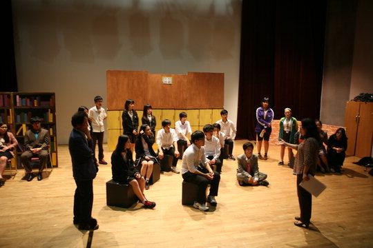  천안 청수고는 연극동아리 '청연'을 운영하고 있다. 사진은 연극부 부원들이 모여 공연지도를 받고 있는 모습.  사진=충남도교육청