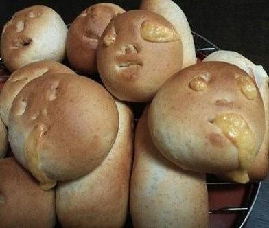 저주받은 빵이 화제다. 사진=온라인 커뮤니티 게시판
