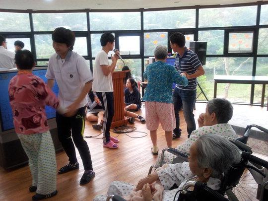  노인요양 시설을 찾은 학생들이 봉사활동을 하고 있는 모습.
사진=충남교육청 제공

