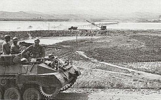 금강 남쪽 전투 1950년 7월 14일 미 24사단 병력이 금강 남쪽에서 전투를 벌이고 있다.