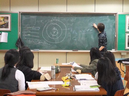 미담장학회의 대학생 멘토가 지역의 한 고등학교에서 방과후수업을 진행하고 있다.  사진=미담장학회 제공