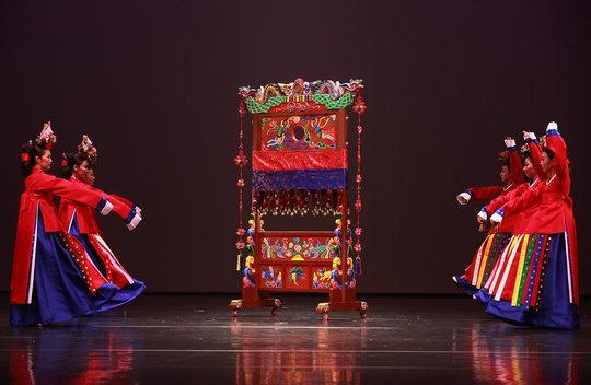  작년 대전시립무용단의 '춤으로 푸는 오천년 우리 역사' 공연의 한 장면.  사진=대전시립무용단 제공
