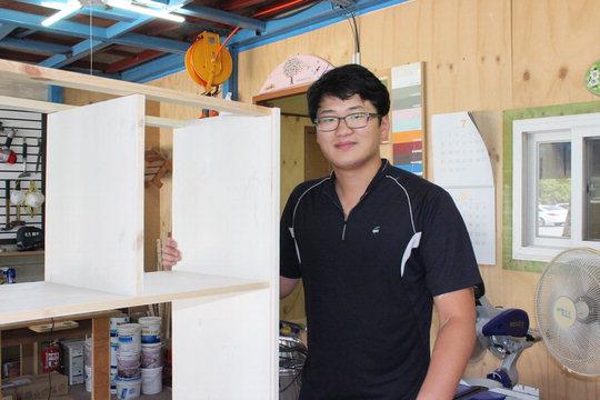  대전시 중구 대흥동에 위치한 우든박스에서 DIY를 하는 나정민(35)씨는 자신만의 가구가 만들어질 때의 성취감은 이루 말할 수 없다고 말했다.  최신웅 기자