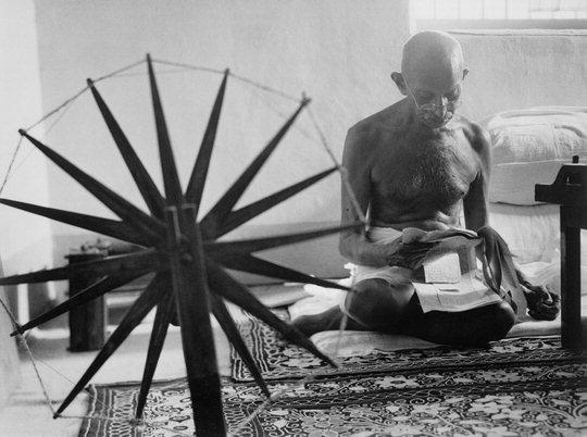  Margaret Bourke-White作  '물레와 같이 있는 마하트마 간디'.