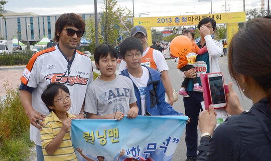 대회를 축하해주기 위해 방문한 야구인 박찬호(왼쪽)가 어린이 팬들과 기념촬영을 하고 있다.