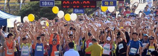  20일 오전 충남 아산시 신정호 일원에서 열린 '2013 온양온천 마라톤대회' 건강코스(10km)에 참가한 마라토너들이 출발에 앞서 스트레칭을 하고 있다.  임시취재반