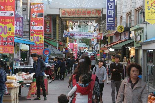  온양온천시장이 문화를 접목한 다양한 시도로 활력을 되찾고 있다.  윤평호 기자

