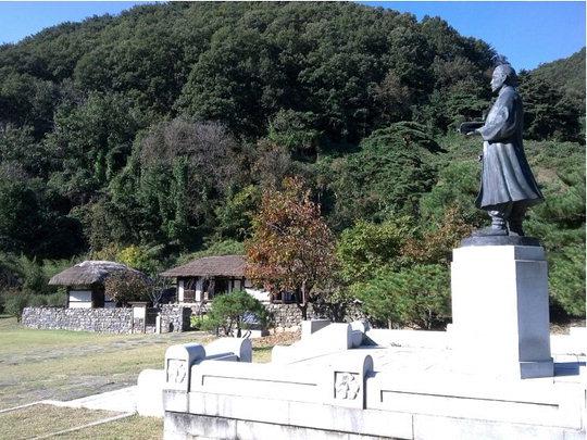 대전시 중구 어남동에 위치한 신채호 선생 생가지에 가옥과 동상만 덩그러니 놓여 있다.