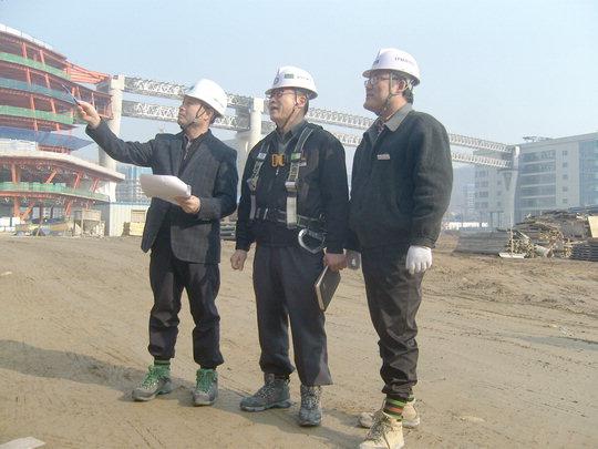 정부세종청사 3단계 공사의 주역인 김창신 사무관과 박성진소장, 정성현 단장(왼쪽부터)은 서로 소통하면서 세계적인 명품 청사를 건립하기 위해 노력하고 있다.  김형규 기자