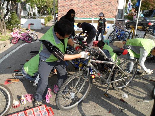 대전지역 한 아파트 단지에서 자전거를 수리하고 있는 임철기(가명) 팀장.