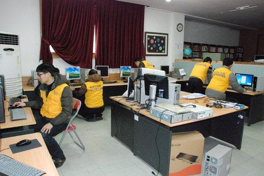  대전지방경찰청 정보화장비과 직원들과 둔산경찰서 직원들이 지난달 20일 '천양원'을 찾아 시설 컴퓨터 수리를 해 주고 있다.  사진=대전지방경찰청 제공
