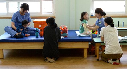 건양대병원 소아재활센터 낮병동에서 장애아동들이 재활치료를 받고 있다.  빈운용 기자

