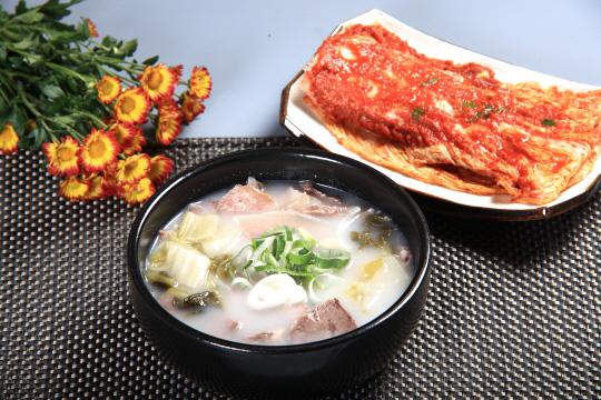‘조풍연실비집’ 한우소머리국밥은 전통가마솥에서 정성껏 우려낸 덕분에 구수한 맛이 일품이며 매운 김치는 식객들의 입맛을 사로잡고 있다.