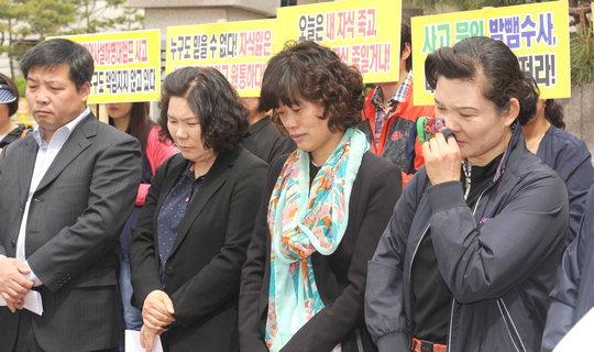  태안사설 해병대 캠프 사고 희생자 유가족들이 17일 오전 대전법원 정문 앞에서 '태안 참사관련 책임자들 엄중처벌 촉구' 기자회견을 열었다.  장길문 기자 
