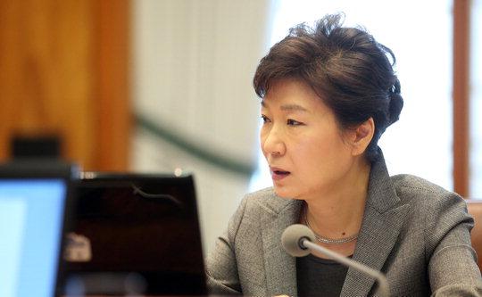  박근혜 대통령 주재로 21일 오전 청와대에서 열린 수석비서관회의에서 박 대통령이 세월호 참사에 대한 입장을 말하고 있다.  [연합뉴스]