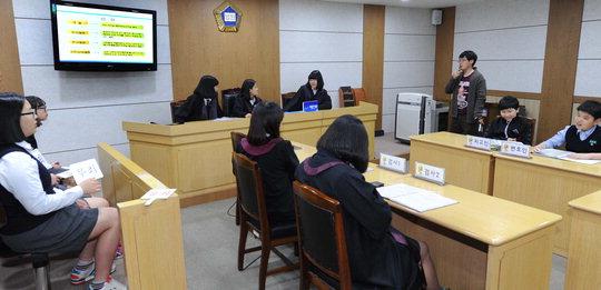 법의 날을 앞두고 대전시 유성구 원촌동 솔로몬로파크 모의법정에서 대전 가양중학교 학생들이 모의 국민참여재판을 하고 있다.  빈운용 기자
