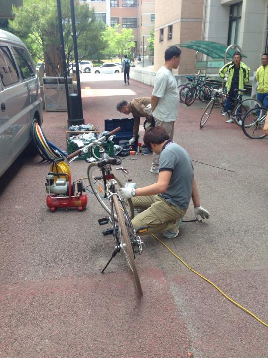 학생 자전거를 무상으로 수리하고 있는 복지시설 `심경장원` 사회복시사.
