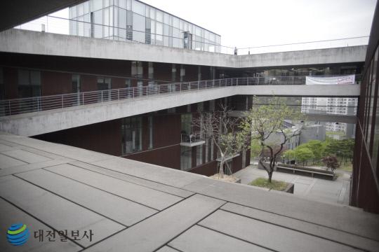 대전대학교의 문화, 교육, 국제교류의 중심지 역할을 담당하고 있는 혜화문화관의 옥상 전경