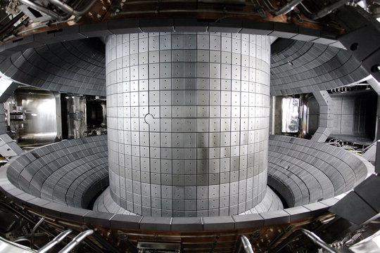  플라즈마를 발생시키기 위한 핵융합 장치(큰 사진)와 핵융합 장치인 토카막 안에서 플라즈마가 발생한 모습. 사진=국가핵융합연구소 제공