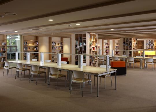 다양한 문화가 조화를 이루는 도서관 자유열람실
