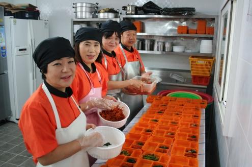 대전 동구자활센터에서 행복도시락을 만들고 있는 근로자들.