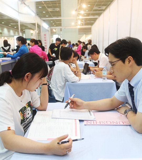 ‘2015학년도 수시 대학입학정보박람회’에서 수험생이 수시 입시 상담을 받고있다.  [연합뉴스]