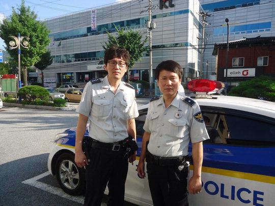 충주경찰서 김정환(오른쪽)경위와 유호 경사가 30여 년간 끊어졌던 형제의 연을 다시 맺게 해줘 귀감이 되고 있다.  사진=충주경찰서 제공

