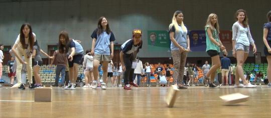 한국민속놀이 `비석치기`를 하는 외국 학생들
