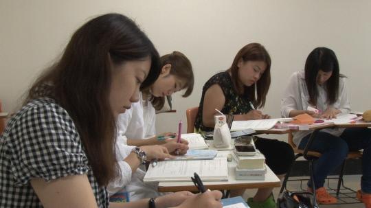 한국어 공부에 열을 올리고 있는 외국 학생들
