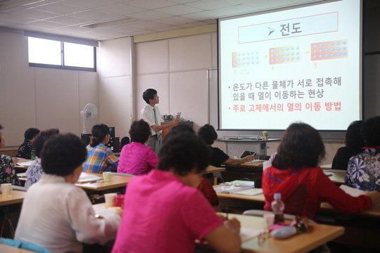 지난 25일 대전평생학습관에서 40여명의 문해교육생들이 강사의 설명을 들으며 한글 단어의 뜻을 배우고 있다.  김영태 기자
