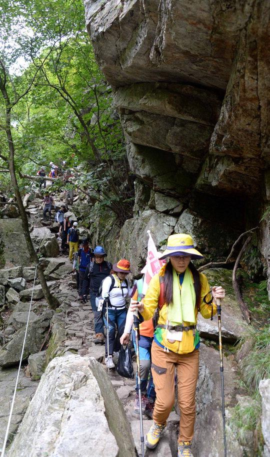  엄홍길 대장과 등산 애호가들이 등산로를 따라 산을 오르고 있다.  장길문 기자