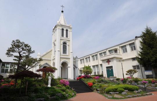 1921년에 세워진 대전 최초의 성당인 거룩한말씀의수녀회성당.
