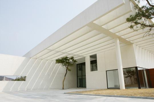 이응노미술관은 프랑스 건축가 로랑 보두엥의 설계로 지난 2007년 개관했다.
