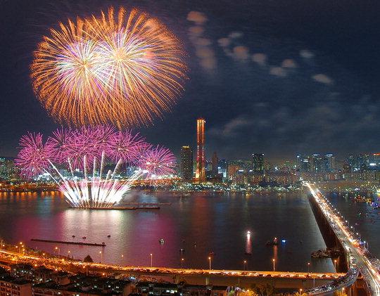 2013 서울세계불꽃축제 장면. 한강과 여의도를 배경으로 폭죽이 터지며 장관을 이루고 있다. 사진=한화 제공