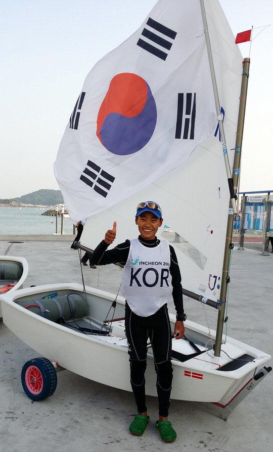  지난달 30일 열린 2014 인천 아시안게임 요트 남자 옵티미스트급에서 금메달을 차지한 박성빈(14·대천서중)이 활짝 웃고 있다.  [연합뉴스]
