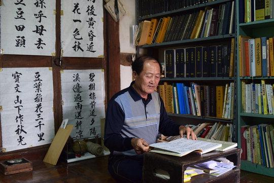  한옥 한켠에 마련된 업무공간인 '열학당'에서 송씨가 옛 서책을 꺼내 읽는 모습.    